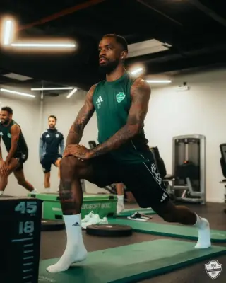 مدرب الأهلي يحذر أربعة لاعبين من الإيقاف قبل مواجهة الشباب في دوري روشن