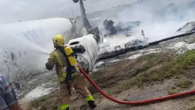 سقوط طائرة ركاب في مطار مقديشو دون إصابات بشرية: حادث مثير يثير التساؤلات