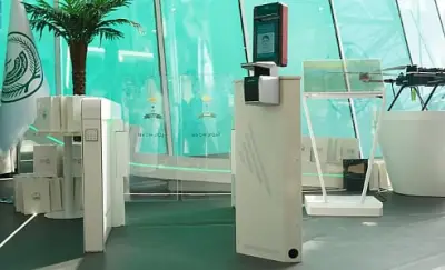 وزارة الداخلية تقدم بوابات إلكترونية لاتلامسية في مطار خليج نيوم باستخدام الذكاء الاصطناعي