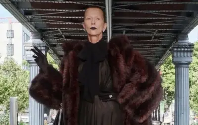 عارضة مصابة بباركنسون على منصة بالنسياغا: هل الموضة تتحدى معايير الجمال التقليدية؟