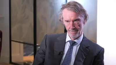 ملياردير مانشستر يونايتد يحذر: بريطانيا تحت استعمار المهاجرين ويشكك في صلاحية ستارمر