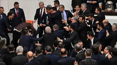 اشتباكات عنيفة في البرلمان التركي تمنع أداء وزير العدل الجديد لليمين الدستورية