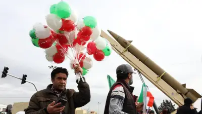 طهران في ذكرى ثورتها: هتافات الولاء فوق الأسطح وصرخات السخط في الأزقة