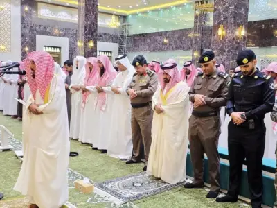 محافظ محايل يؤدي صلاة الاستسقاء مع جموع المصلين في جامع الشيخ محمد بن عبدالله الفلقي