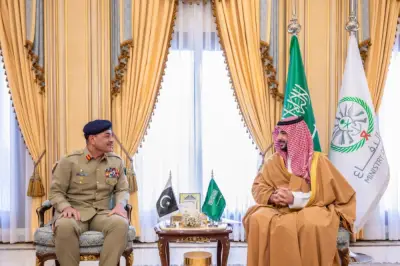 وزير الدفاع السعودي يلتقي رئيس أركان الجيش الباكستاني في الرياض لتعزيز الشراكة الاستراتيجية