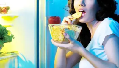 دراسة تحذر: تناول الطعام ليلاً يُربك الدماغ ويُضعف الذاكرة والتركيز