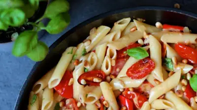 طبق باستا نباتي بالكريمة والخضار المشوية يثبت روعة المطبخ النباتي