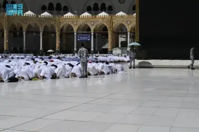 سر برودة رخام المسجد الحرام تحت أشعة الشمس الحارقة في مكة المكرمة