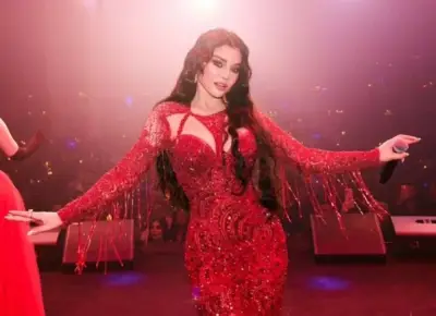 هيفاء وهبي تتألق بفستان أحمر مطرز في إطلالة تجمع بين الجرأة والرقي