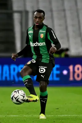 سعود عبد الحميد يقود لنس للصدارة في الدوري الفرنسي بأداء مميز