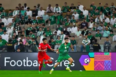 الأهلي السعودي يحقق فوزًا مثيرًا على شباب الأهلي الإماراتي في تصفيات آسيا