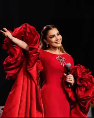 أصالة نصري تخطف الأنظار بفستان أحمر جريء في حفلها المسرحي الأخير