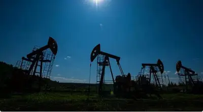 انخفاض أسعار النفط مع تقدم المحادثات الأمريكية الإيرانية وترقب تقارير المخزونات