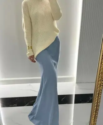 تنورة الجينز الطويلة تعود إلى عالم الموضة بحلة عصرية مستوحاة من روح الألفينات