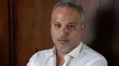 انهيار بالبكاء على الهواء.. فتاة نمساوية تكشف تفاصيل صادمة عن تحرش محمود حجازي