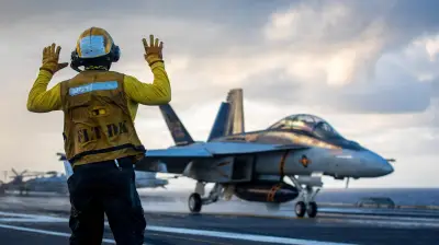 أكبر حاملة طائرات أمريكية تعبر جبل طارق في تحذير لإيران وسط استعدادات عسكرية مكثفة