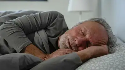 دراسة تحذر: النوم في غرفة حارة يضاعف خطر إجهاد القلب لدى كبار السن