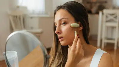 خبراء البشرة يحذرون من الوصفات المنتشرة لتخفيف انتفاخ الوجه: نتائج مؤقتة فقط