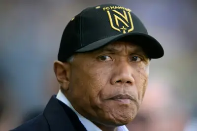 باريس أف سي يُعلن تعيين أنطوان كومبواريه خلفاً لجيلي في منصب المدرب