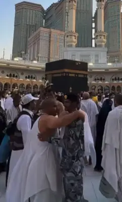 رجل أمن بالحرم المكي يحتضن معتمراً بلطف وسط الزحام في مشهد يعكس عناية المملكة بضيوف الرحمن