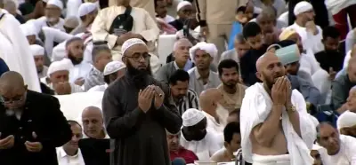 مشاعر إيمانية جياشة في الحرم المكي.. دموع المعتمرين شوقاً للكعبة