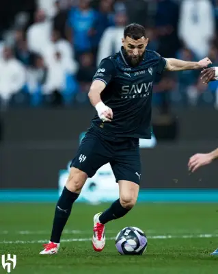 جدال بنزيما وإنزاغي يهز غرفة ملابس الهلال بعد تعادل الكلاسيكو في دوري روشن