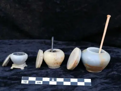 اكتشاف مقابر صخرية من عصر الدولة القديمة في أسوان تكشف عن كنوز أثرية نادرة