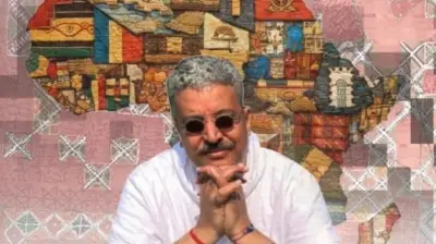 معرض عبد الإله الناصف: حيوية إفريقيا وصلابة تراثها في فسيفساء فنية معاصرة