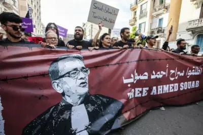 المحامي التونسي البارز أحمد صواب يغادر السجن بعد صدور أمر بالإفراج عنه