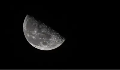 رصد تربيع أول هلال رمضان في سماء عرعر: مشهد فلكي نادر يوثق مراحل القمر