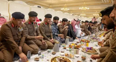 الأمير سعود بن مشعل يشارك رجال الأمن إفطارهم في المسجد الحرام ويشيد بجهود خدمة ضيوف الرحمن