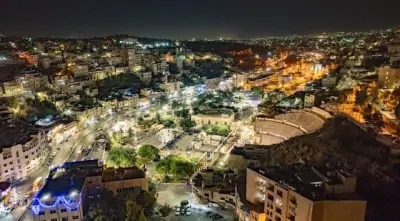 رمضان في عمان: زينة عصرية تزين شارع الرينبو وأصالة في وسط البلد الشعبي