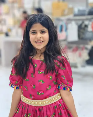 معلمة بالحائط تعيد طالبة من الصمت والرسوب إلى النطق والتفوق