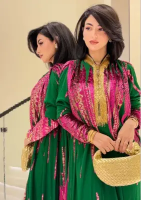 نصرة الحربي تخطف الأنظار بإطلالة جلابية خضراء وردية بتطريزات ذهبية فاخرة