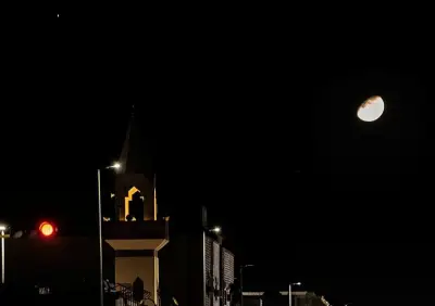 اقتران هلال رمضان مع نجم المبسوطة والمشتري يزين سماء الحدود الشمالية في مشهد فلكي بديع