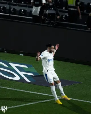 نجوم الهلال يعدون الجماهير بنهاية موسم تليق بالطموح بعد خماسية الشباب