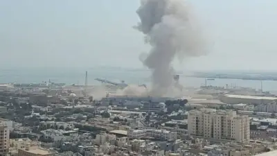 الدفاع الإماراتية: وفاة شخص آسيوي بسقوط شظايا صاروخية على منطقة سكنية في أبوظبي