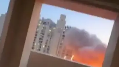 حريق يندلع قرب فندق فيرمونت النخلة في دبي بسبب حطام صاروخ إيراني