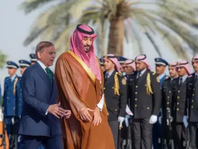 رئيس وزراء باكستان يؤكد دعم بلاده للسعودية في اتصال هاتفي مع ولي العهد