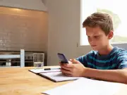 دراسة: ثلث أطفال بريطانيا يعتبرون روبوتات الدردشة أصدقاء مقربين