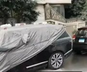 سيارة شيرين عبد الوهاب المغطاة بالتراب تثير جدلاً واسعاً على مواقع التواصل الاجتماعي