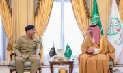 وزير الدفاع السعودي يلتقي قائد الجيش الباكستاني لتعزيز الشراكة الاستراتيجية والأمنية