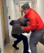 فضيحة جامعية في أمريكا: أستاذ يعتدي على صحفي أثناء تغطية قضية ديون الطلاب