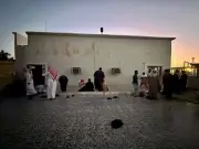 إغلاق مسجد في عفيف يدفع المصلين للصلاة في الساحة على البلاط