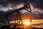 النفط يتراجع لأدنى مستوى في أسبوعين مع هبوط برنت وغرب تكساس