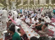 المصلون يتجمعون للمشاركة في أول موائد إفطار رمضان بالمسجد النبوي