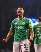 نيوكاسل يونايتد يكتسح كاراباغ بسداسية في دوري أبطال أوروبا ويتألق جوردون بأربعة أهداف