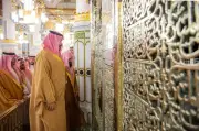 ولي العهد يؤدي الصلاة في الروضة الشريفة بالمسجد النبوي ويحيي الرسول وصاحبيه