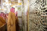 ولي العهد الأمير محمد بن سلمان يؤدي الصلاة في المسجد النبوي ويزور الروضة الشريفة