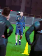 مدرب الخليج اليوناني دونيس: مواجهة نيوم حاسمة وتتطلب تركيزاً استثنائياً